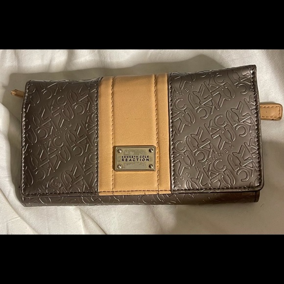 Kenneth Cole Women’s Wallet - Picture 1 of 3